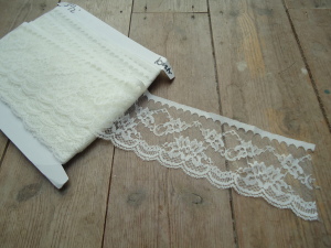Vintage Lace Trim for sale - 9 cm, Replica Hand Made Historical Costumes Trim, Wedding Lace trim for sale, Craft Lace for sale by the metre, Period Clothing made to measure, serious fancy dress and theatre costumiery, Vintage decoration, 18th century style lace for sale, HandBound Historical Costumes Supplies, Historical Fabrics