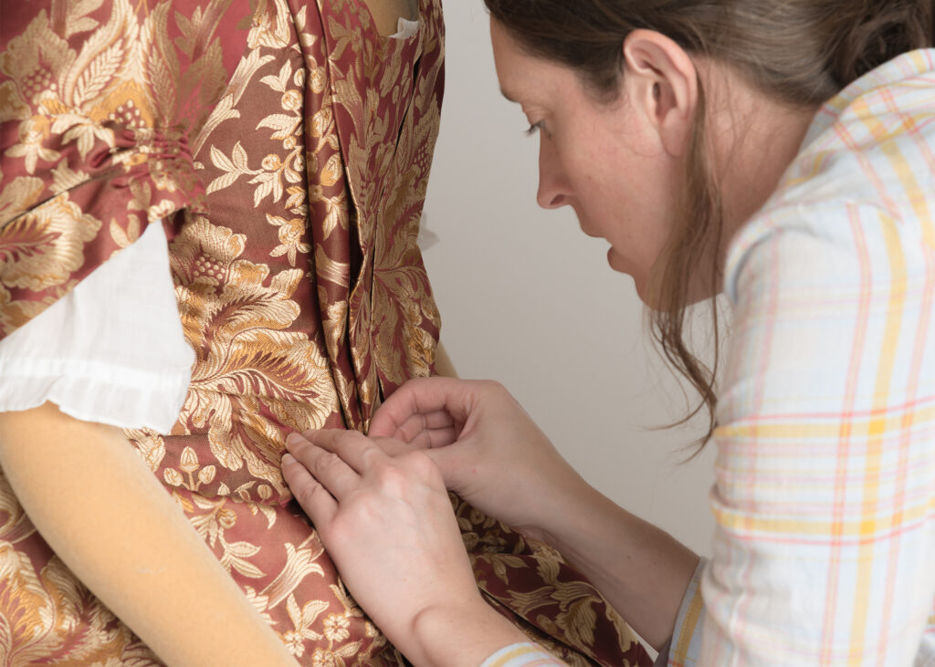 how to pin your gown - 18th century fashion